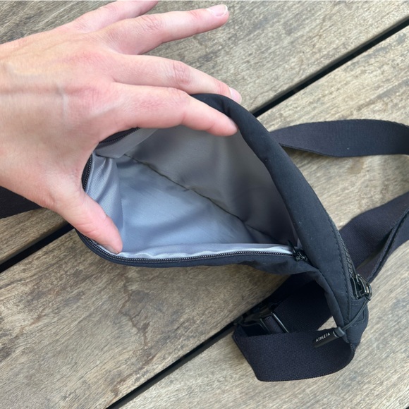Athleta Kinetic Sling Bag Cross Body Small Purse Waist Belt Fanny Pack in Black - Picture 10 of 10